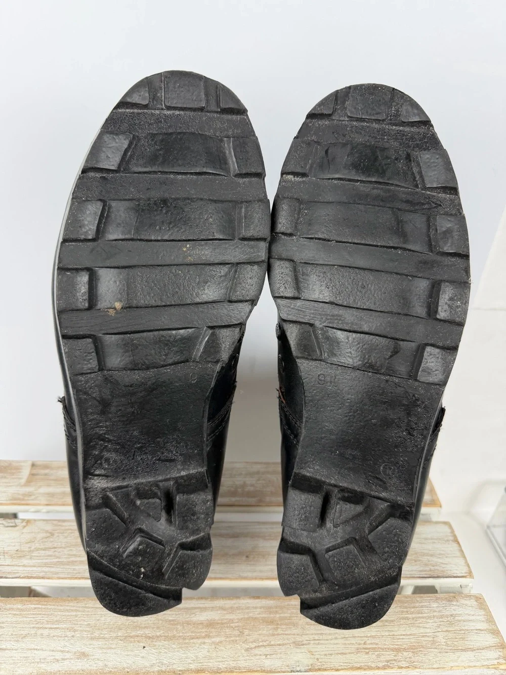 Black military jungle boots made of leather and nylon size 9M